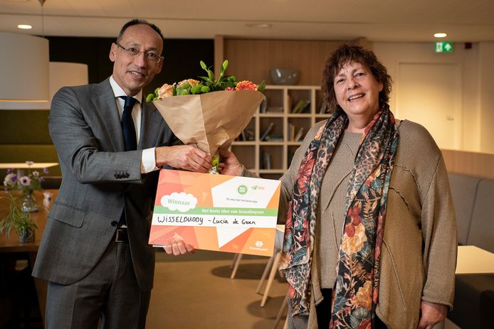 Groenhuysen-bestuurder Ron Axt (l) overhandigt een cheque aan de bedenker van het beste idee van Groenhuysen dit jaar: Lucia de Groen.