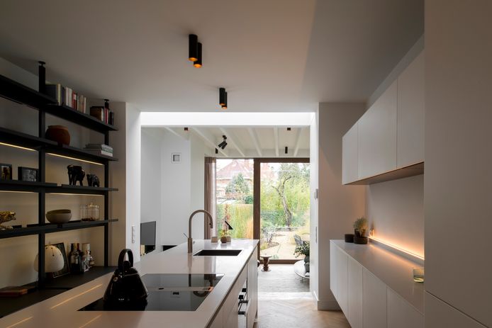 De keuken heeft een hoog huiskamergehalte door de zwevende kastenwand en het kastensysteem van Boffi.
