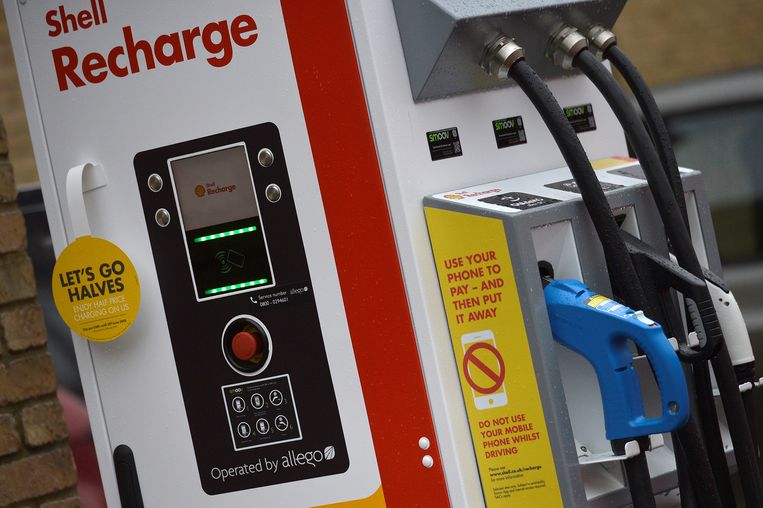 Een oplaadpunt voor elektrische auto's bij een Shell-tankstation in Londen.  Beeld REUTERS