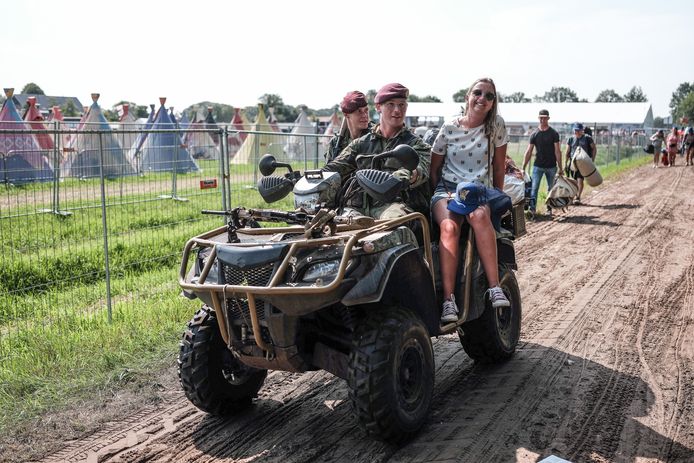 Enkele bezoekers hadden het geluk naar hun plek gereden te worden in de quads van de militairen.