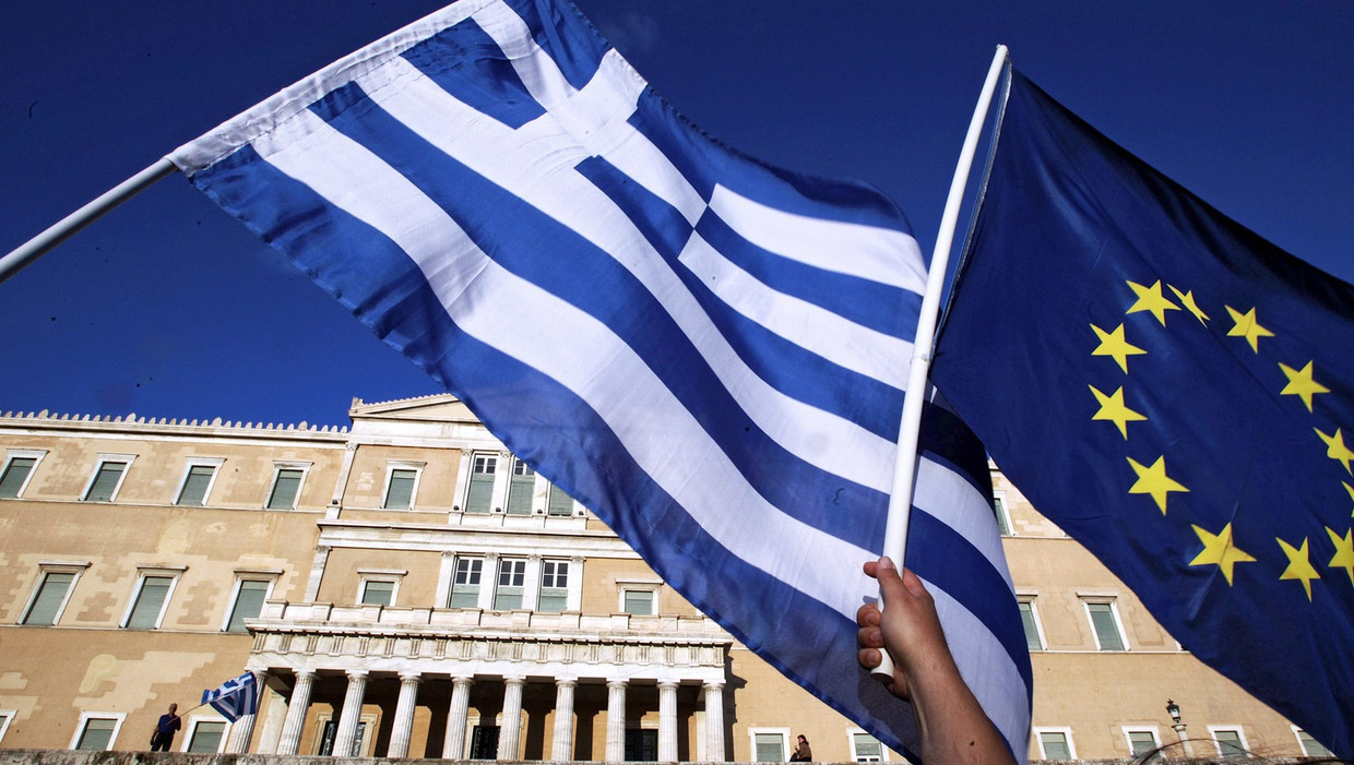 Demonstranten in Athene eisten gisteravond dat Griekenland in de eurozone blijft. Beeld epa