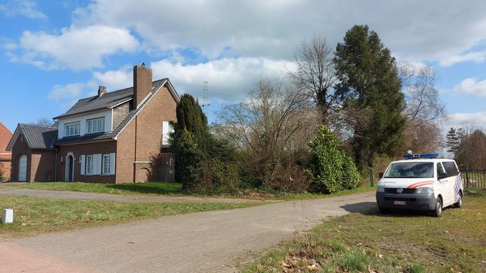 De politie viel deze ochtend binnen in een woning aan de Huiskens.
