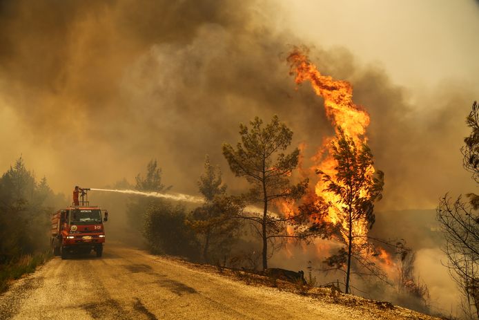 Vigili del fuoco al lavoro in Turchia.