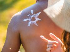 Rode vlekken en jeukende bultjes als je in de zon bent geweest: zo herken je zonneallergie