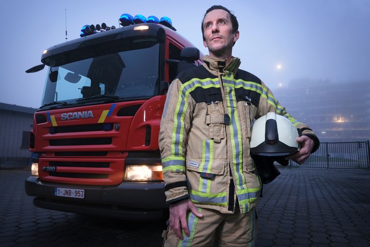Jeroen Dumalin, brandweerman: ‘Als we een verkeersslachtoffer moeten reanimeren op een drukke plaats, kunnen we erop rekenen dat zeker vijf, zes omstanders zullen beginnen uit te leggen hoe we dat moeten doen.’ Beeld Wim van Cappellen