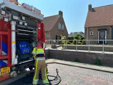 Brand door vuurtje stoken slaat over naar tuin van buren: buurman wordt onwel tijdens blussen