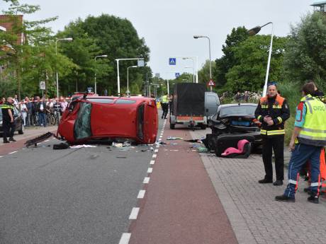 Gecrashte auto miste tijdens dollemansrit op haar na kindjes in bakfiets: ‘Hoeveel geluk kun je hebben?’