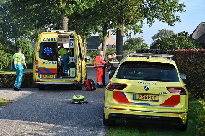 Een man is maandagochtend door het dak gezakt van een boerenschuur aan de Winkelsestraat in Biezenmortel.