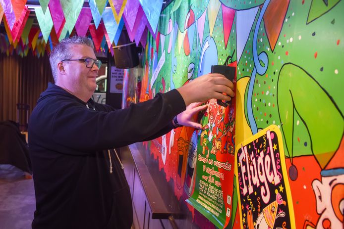 De carnavalsvoorbereidingen zijn in de Klappeijstraat in volle gang. Stijn Reversma van café De Kletserij brengt het laatste beetje kleur aan.