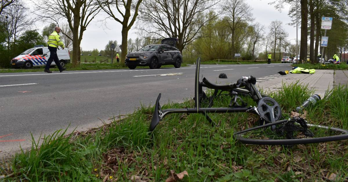Wielrenner zwaargewond na ongeval, traumaheli landt in Haalderen.