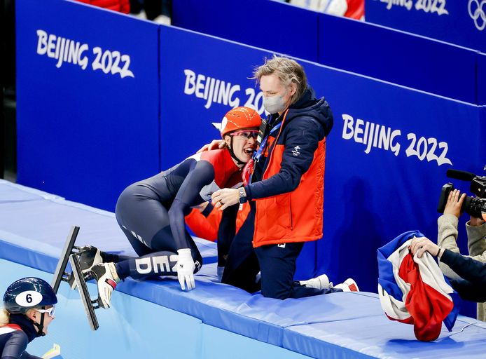 Suzanne Schulting vliegt bondscoach Jeroen Otter in de armen.