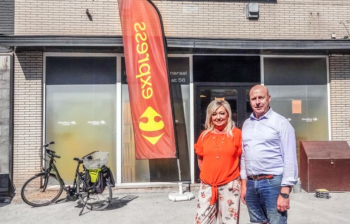 Yves Vanleeuwe (59) en Sandra Puype (53) van Carrefour Express hebben een nieuwe ingang gerealiseerd aan de achterkant van hun winkel, in de Kerkstraat.