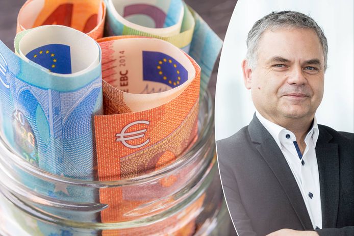 Onze geldexpert Pascal Paepen legt uit waarom het geen goed idee is om 50.000 euro op je spaarrekening te laten staan. Hij legt in vijf stappen uit wat je er wél mee kan doen.