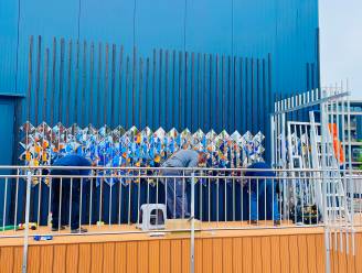 Vrijwilligers bevestigen 20.000 spiegeltjes op het Havenhuis in Hasselt: “De inspiratie haalden we op de wereldtentoonstelling in Dubai”
