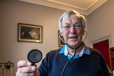 Christ van de Kar (81) legt de stethoscoop definitief in de medicijnkast: hij maakte wel 1000 bevall