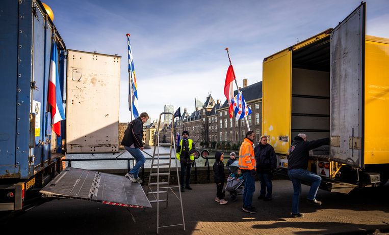 I camionisti e altri manifestanti si radunano all'ingresso dell'edificio Binnenhof durante una protesta contro le misure di Corona.  Statua di Frick van den Bergh