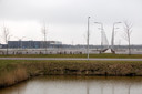 Een lege parkeerplaats en een terminal die op slot zit: toeristen zijn er nog niet te bekennen op Lelystad Airport.