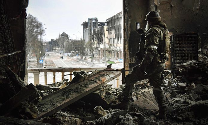 Een Russische soldaat maakt in de Oekraïense havenstad Marioepol beelden vanuit het theater, dat op 16 maart bij een luchtaanval werd verwoest.