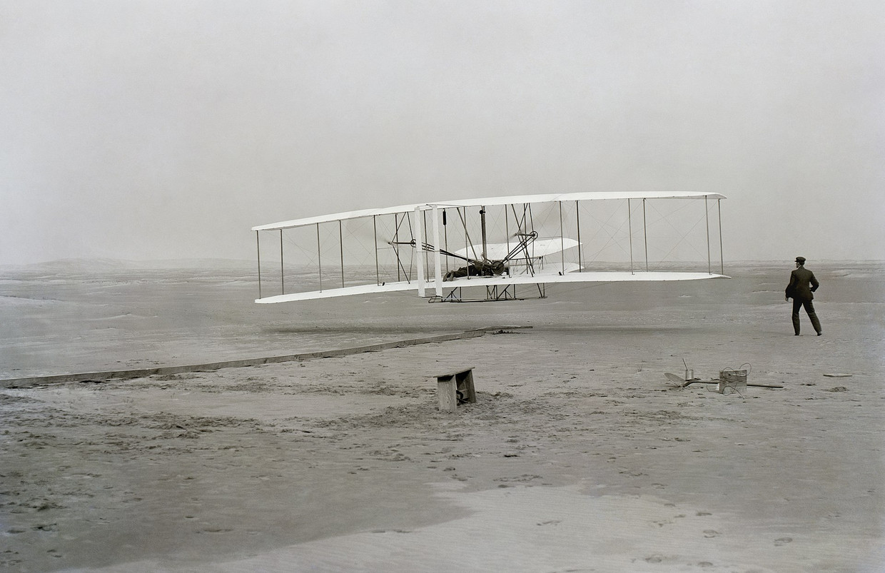 De eerste succesvolle vlucht van de Flyer van de gebroeders Wright, in 1903. Beeld Wikimedia