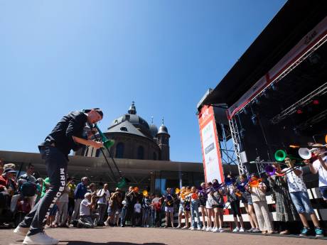 35 jonge trombonisten laten met spetterend optreden zien dat Helmonds Muziek Corps toekomst heeft