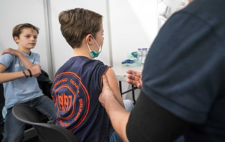 Een kind wordt gevaccineerd tegen het coronavirus in de Jaarbeurs. Beeld ANP