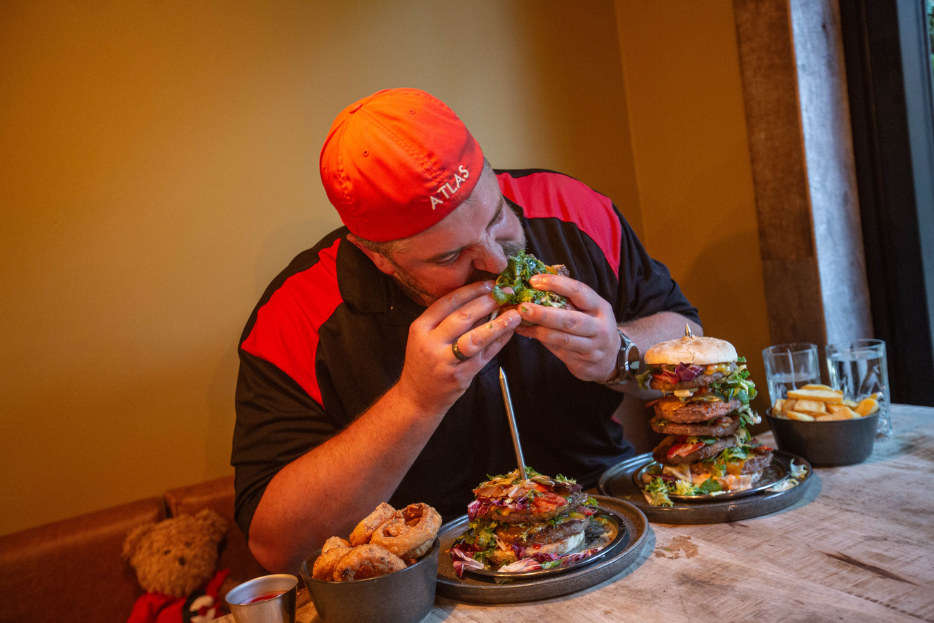 KIJK. Vijf hamburgers, vijf spekrepen en vijf plakjes kaas in minder