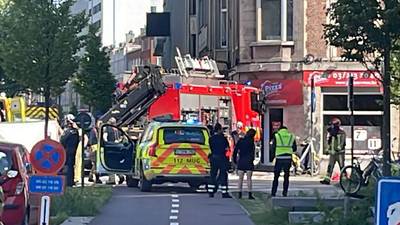Fietsster (23) in levensgevaar nadat ze onder vrachtwagen op Plantin en Moretuslei in Antwerpen terechtkomt