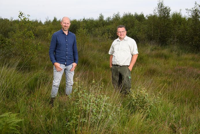 Jacob Heitman en boswachter Kees-Jan Westra (rechts) in het hoogveen.