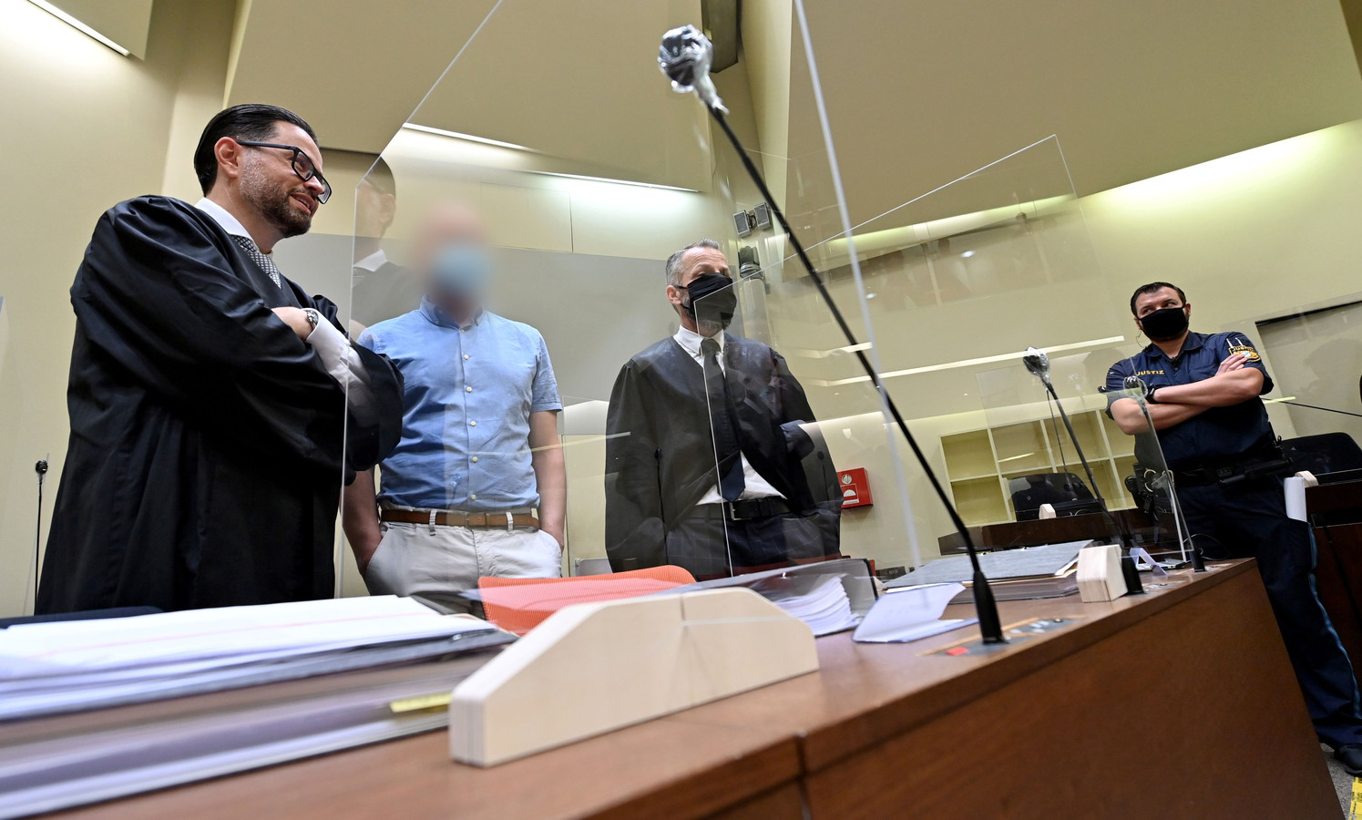Mark Schmidt (tweede van links) in de rechtbank van München.