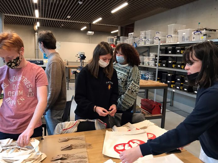 Leerlingen van de klas 6 Printmedia van de Technische Scholen Mechelen hebben meer dan duizend euro ingezameld voor De Warmste Week met de verkoop van zelfgemaakte draagtassen.
