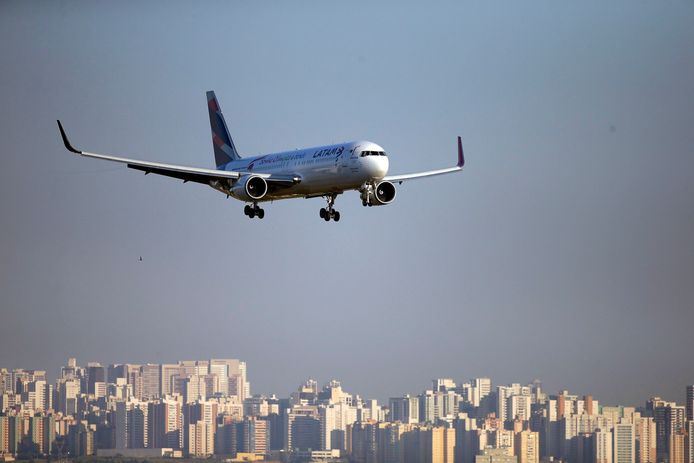 Een vliegtuig van luchtvaartmaatschappij Latam boven Brasilia, archiefbeeld.