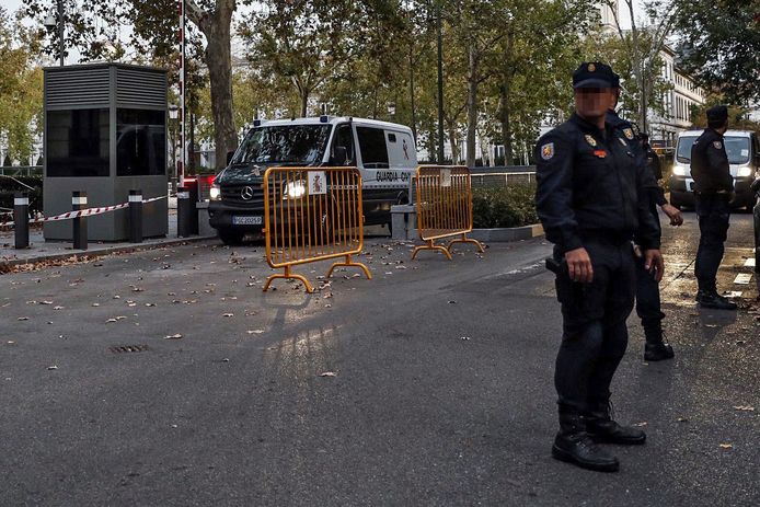 Gevangenisbusjes verlieten vanavond het gerechtsgebouw in Madrid, mogelijk met een of meerdere van de afgezette Catalaanse ministers erin.