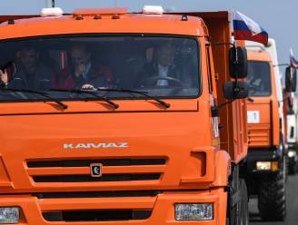 Poetin rijdt nieuwe brug naar de Krim over aan stuur van vrachtwagen