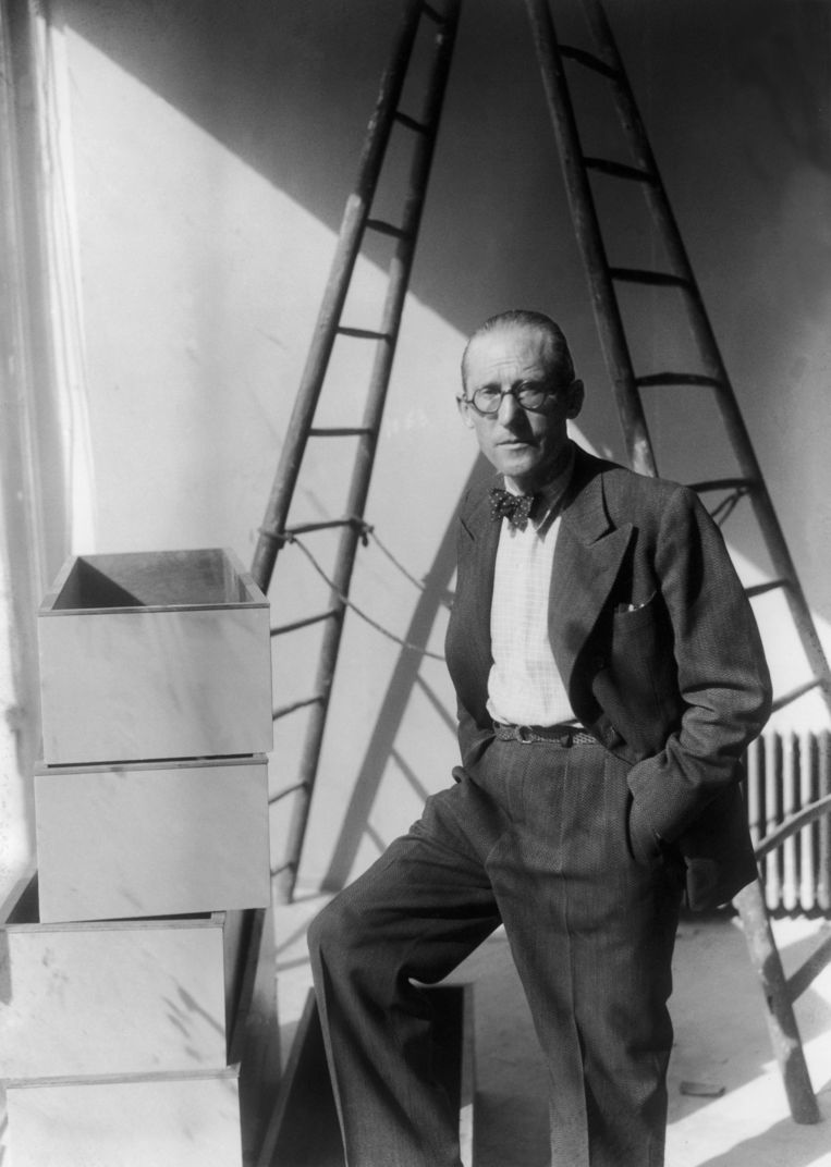 Le Corbusier op een bouwplaats in de jaren dertig.  Beeld Gamma-Keystone via Getty Images
