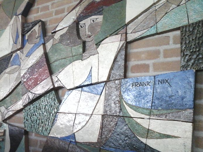 Het reliëf van Frank Nix dat in het Van der Puttlyceum in Eindhoven hing en herplaatst is.