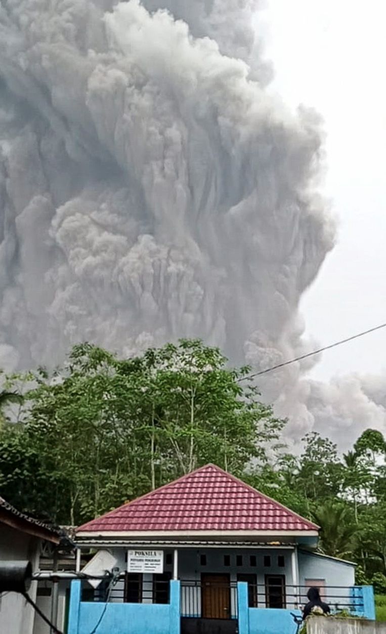 Sedikitnya 22 orang tewas dalam letusan gunung berapi di Jawa, 68 orang terbakar