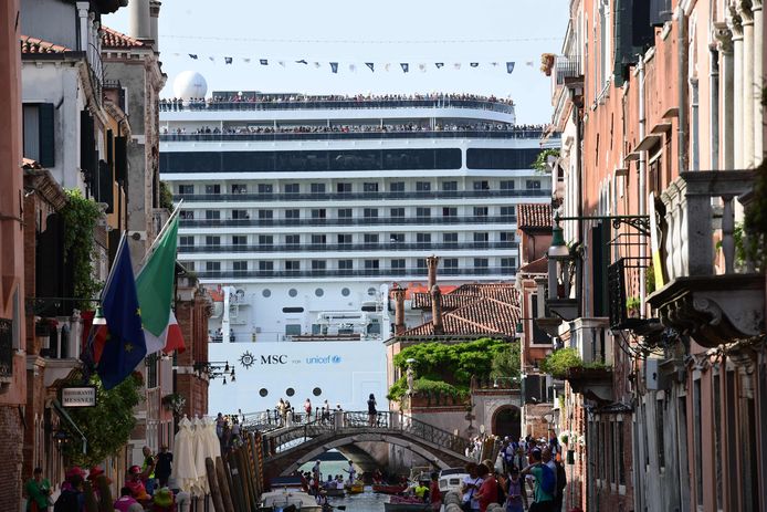 De MSC Magnifica gezien vanuit de binnenstad op 9 juni.