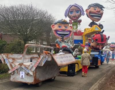 Veel buitendorpse wagens in optocht Nachtgraverrijk, voor wie niet genoeg krijgt van de optochten