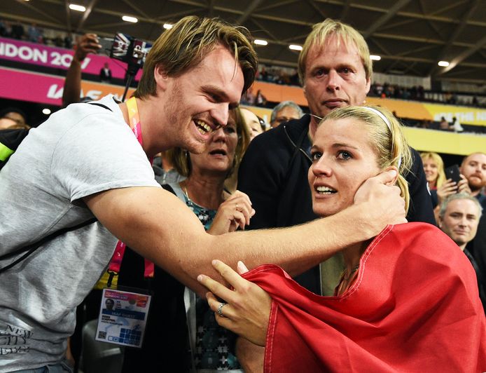 Schippers met haar familie na haar overwinning op de 200 meter tijdens het WK in Londen in 2017.