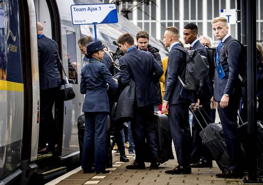 Noa Lang en Donny van de Beek op het perron van Amsterdam Centraal.
