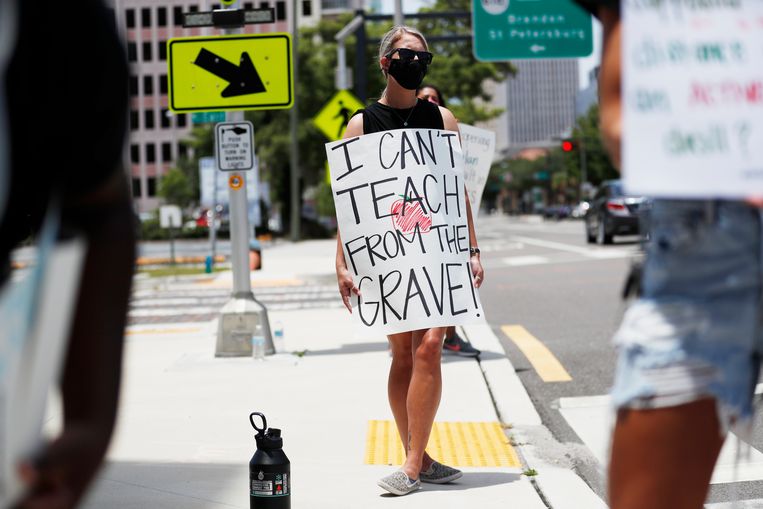 Een lerares demonstreert in Tampa tegen de heropening van scholen. Beeld Getty Images