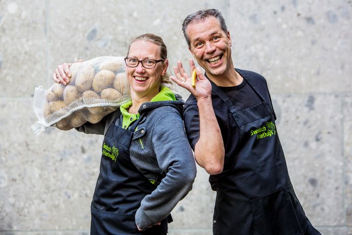 Winnaars van de AD friettest Marco en Ingebord Poel, hun friettent heet Swolsch Friethuys.