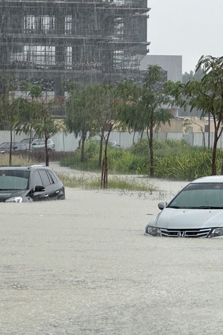 Extreme regenval zorgt voor chaos in Dubai: vluchten geannuleerd, snelwegen onbegaanbaar, één dode