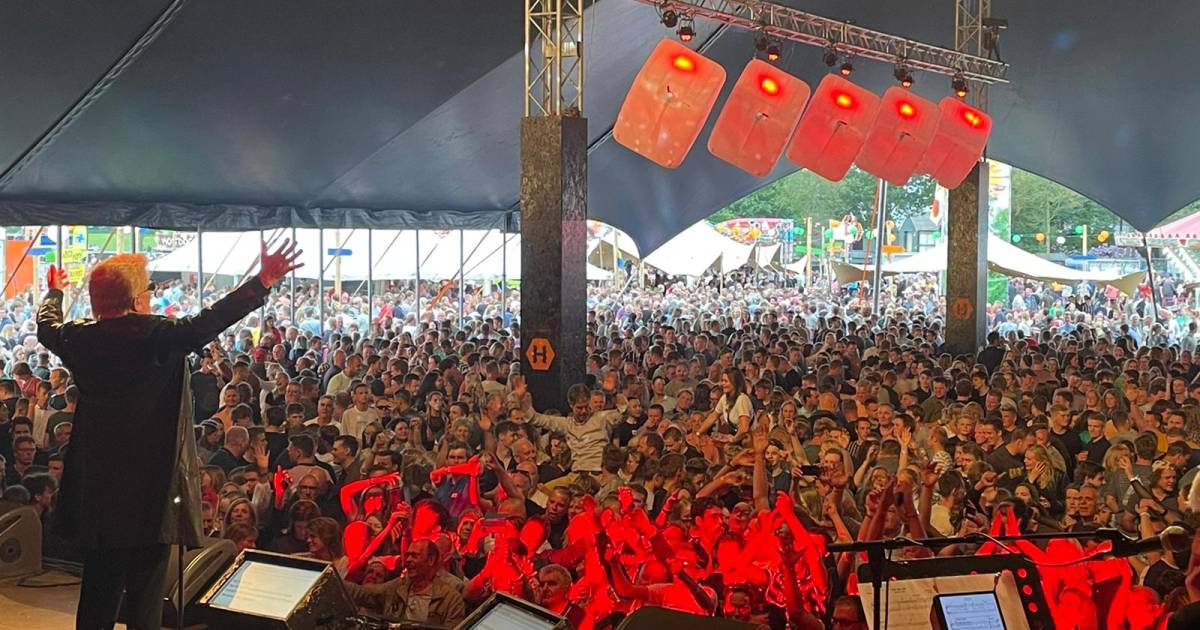 Hoogbejaarde cultheld Heino trekt volle feesttent in De Hoeve: ‘Kom in meinen Wigwam... ie kent het 