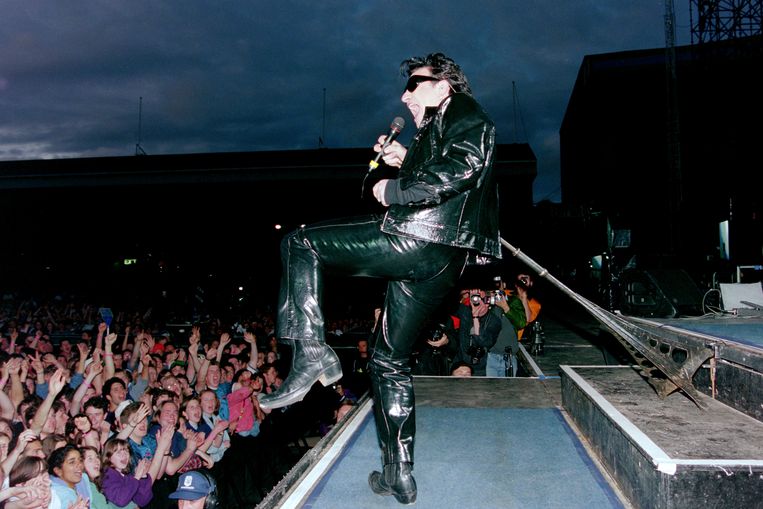 In 1992 tijdens de Zoo TV-­tournee van U2. Bono: ‘We wilden met onze muziek de wereld veranderen, hoe gek dat ook klinkt.’ Beeld Dave Hogan