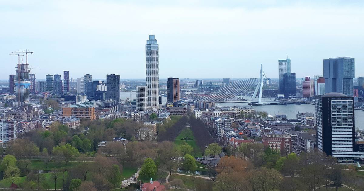 Helikopter cirkelt boven Rotterdam voor opnames grote internationale filmproductie
