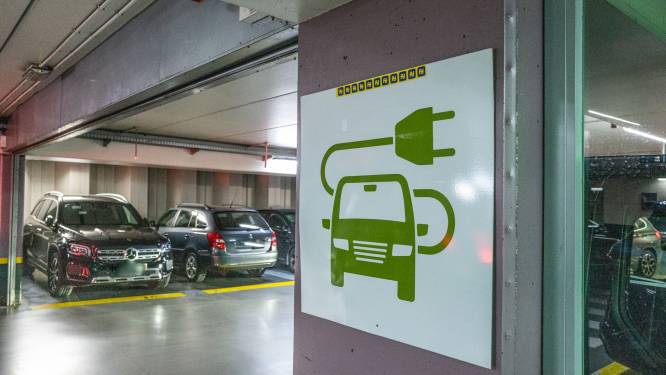 Je elektrische auto opladen in Aalst, hoeveel kost het en wanneer mag je thuis opladen? “Tegen 2025 dubbel zoveel laadpalen”