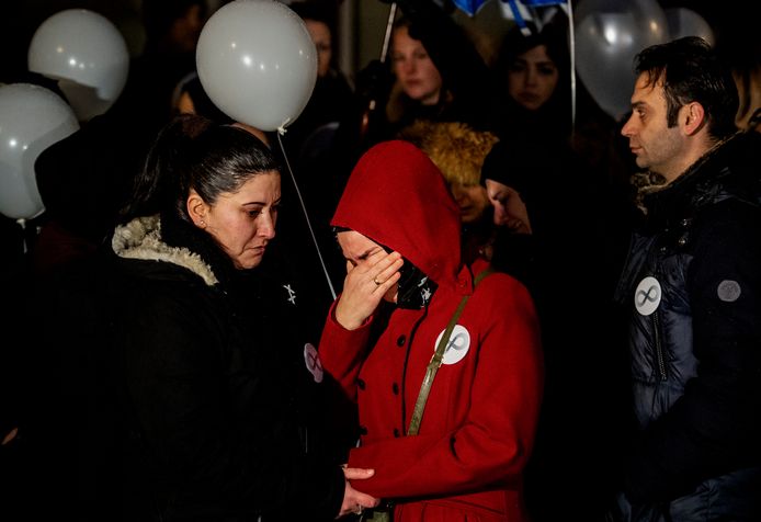 Verdriet bij de stille tocht voor Humeyra. De Rotterdamse scholiere smeekte om bescherming bij hulpinstanties tegen haar dreigende en stalkende ex, maar werd toch door hem vermoord.