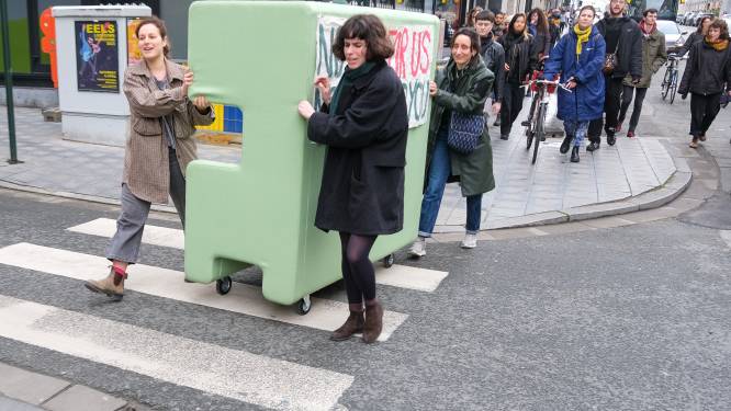 Burgercollectief brengt bij Fedasil in beslag genomen goederen naar… kraakpand: “Dit is het Salon van de Schaamte”