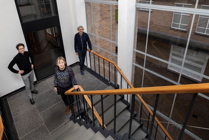Het Architectuurcentrum Eindhoven (ACE) bestaat 25 jaar. René Erven (links, secretaris), Margriet Eugelink (voorzitter) en Bert Dirrix (oud-voorzitter) in het trappenhuis van het Natlab waar het ACE zijn bijeenkomsten houdt.